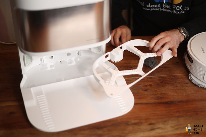 The textured plate of the Dreame L10s Ultra base station is removed.